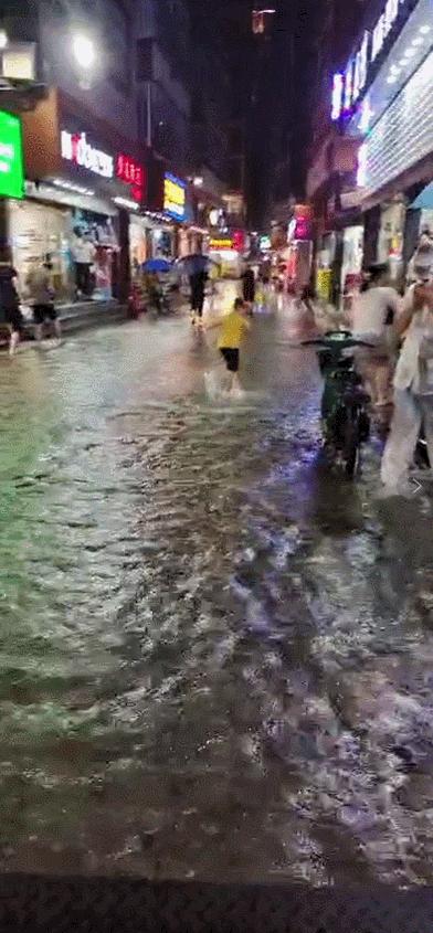 暴雨最新台风，影响与应对